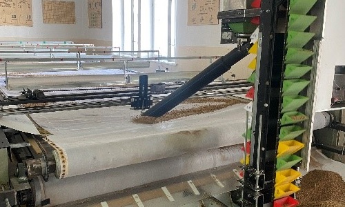 Конвейерная установка для послеуборочной и предпосевной обработки мелкосемянных сельскохозяйственных культур неионизирующим излучением